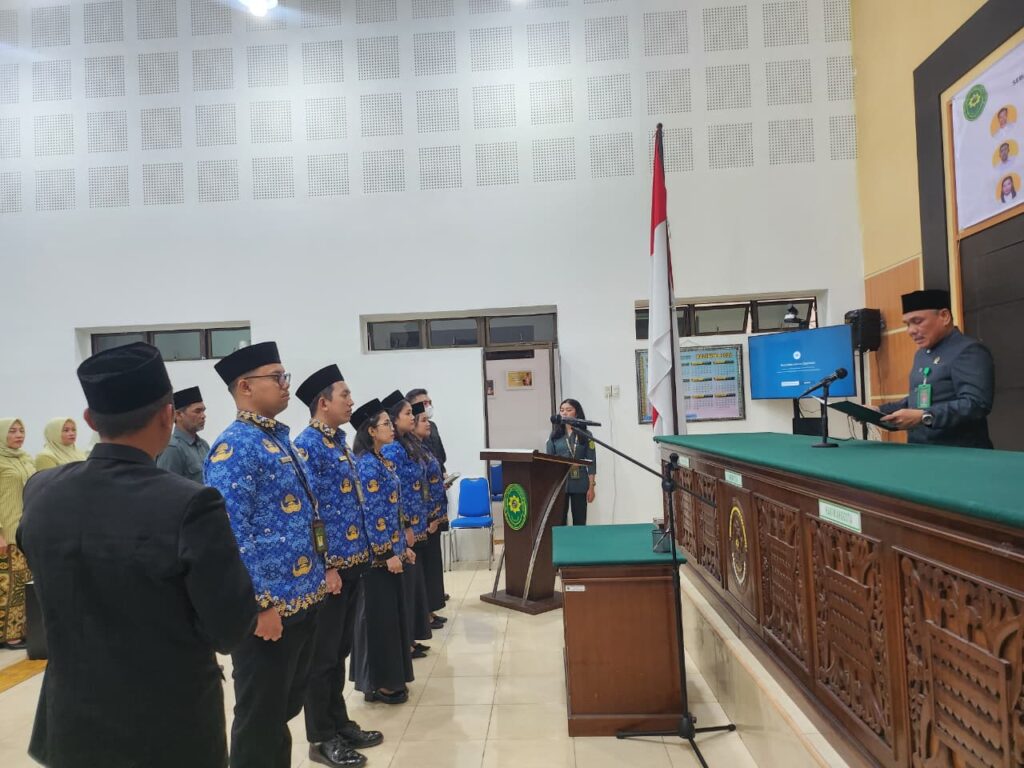 Pengambilan Sumpah Pegawai Negeri Sipil Oleh Ketua PN Simpang Tiga Redelong